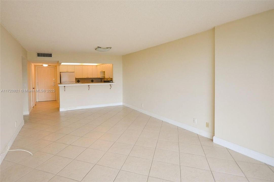 For Rent: $2,000 (1 beds, 1 baths, 915 Square Feet)