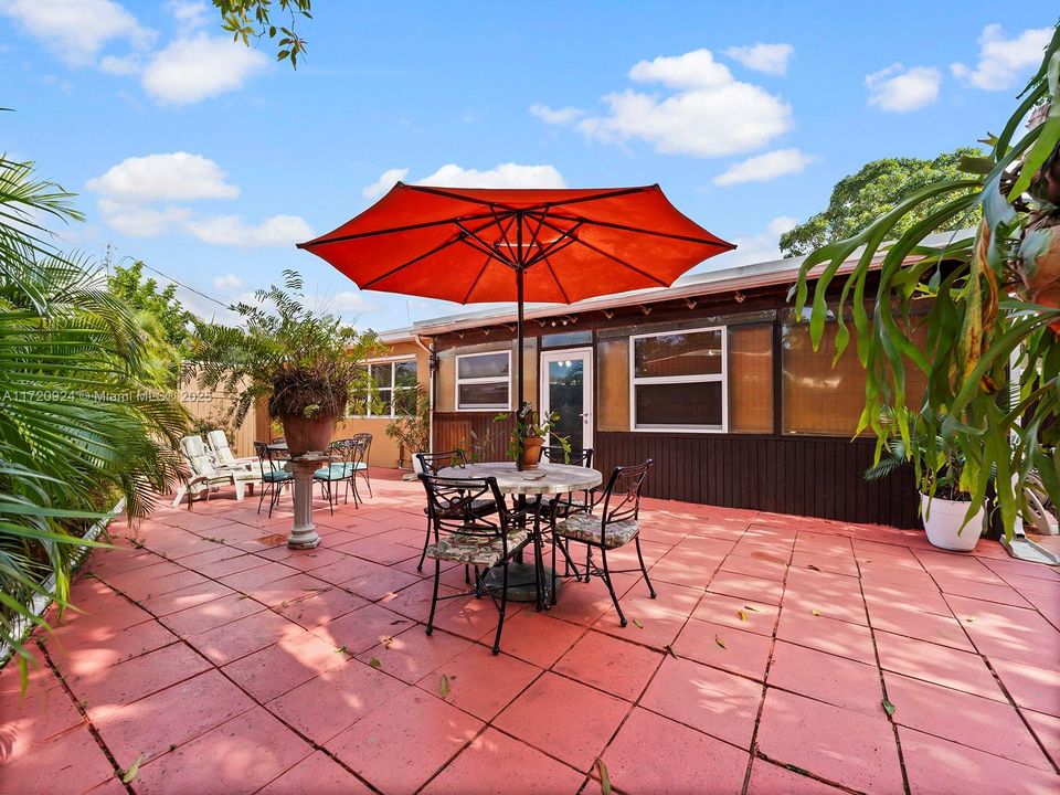 For Sale: $540,000 (3 beds, 1 baths, 1365 Square Feet)