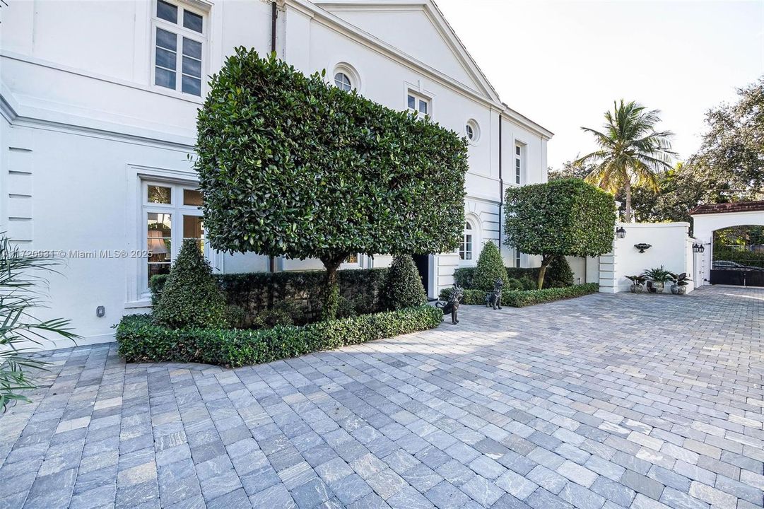 For Sale: $4,995,000 (5 beds, 4 baths, 3432 Square Feet)