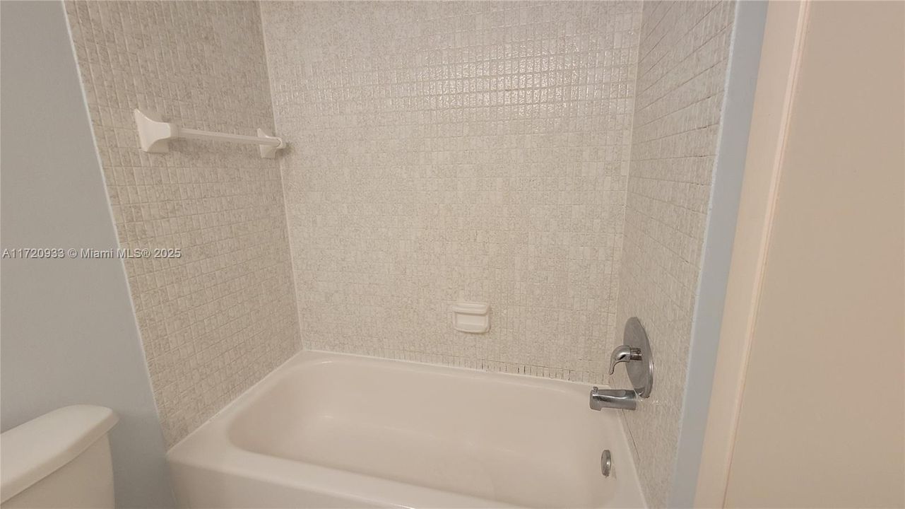 For Rent: $1,800 (1 beds, 1 baths, 780 Square Feet)