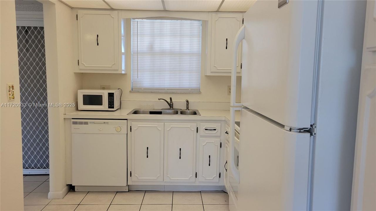 For Rent: $1,800 (1 beds, 1 baths, 780 Square Feet)