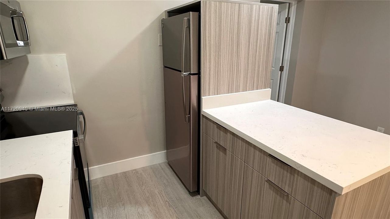 For Rent: $1,700 (1 beds, 1 baths, 2847 Square Feet)