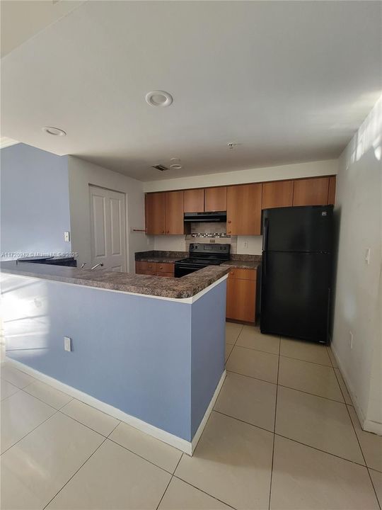 For Rent: $2,400 (2 beds, 2 baths, 1076 Square Feet)