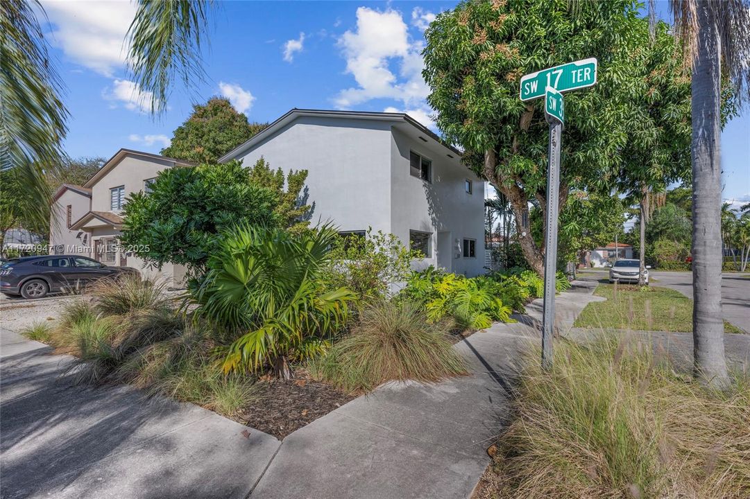 For Sale: $895,000 (3 beds, 2 baths, 1612 Square Feet)