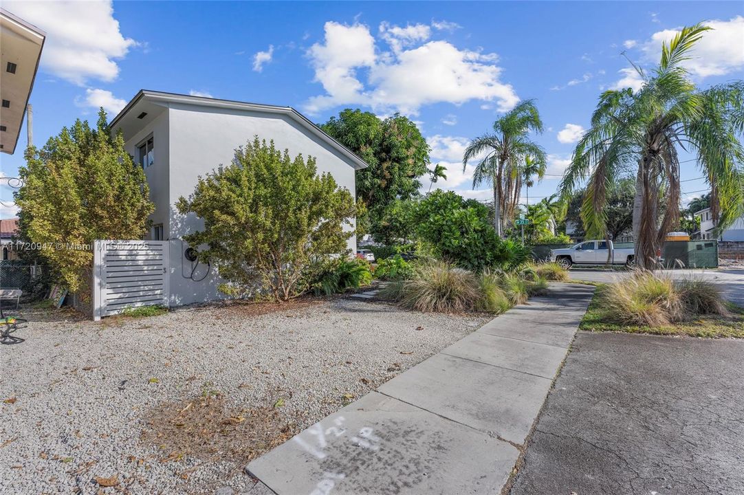 For Sale: $895,000 (3 beds, 2 baths, 1612 Square Feet)