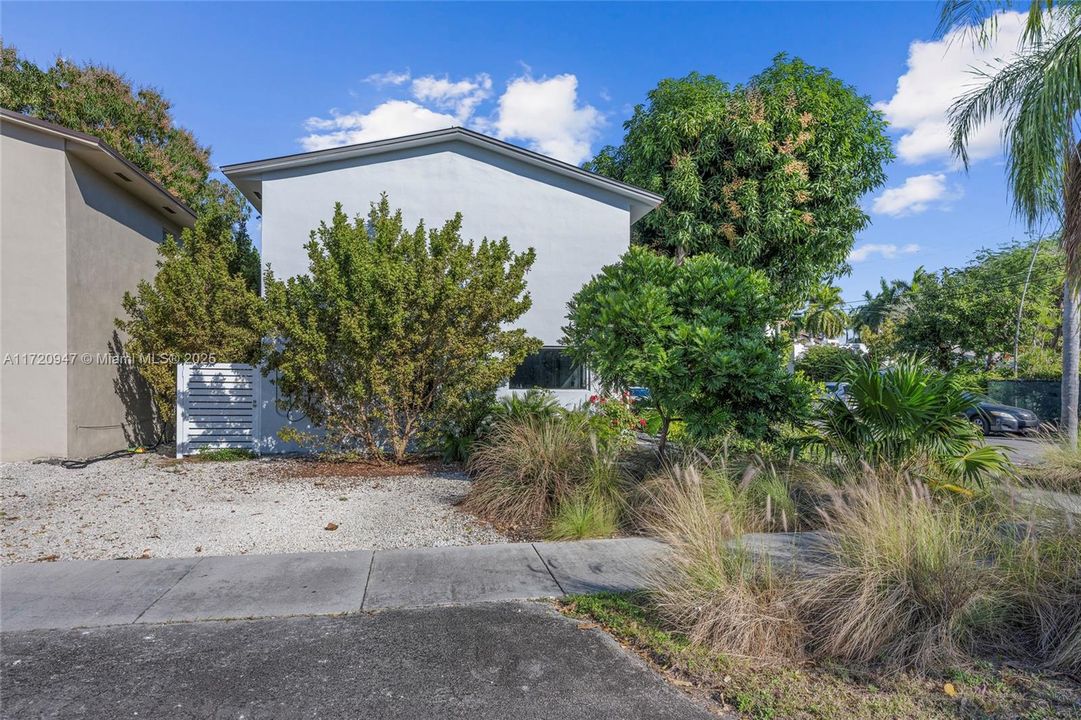 For Sale: $895,000 (3 beds, 2 baths, 1612 Square Feet)