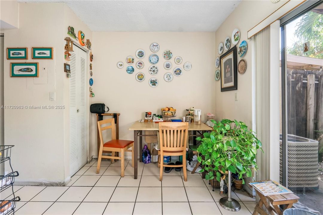 For Sale: $329,000 (2 beds, 1 baths, 914 Square Feet)