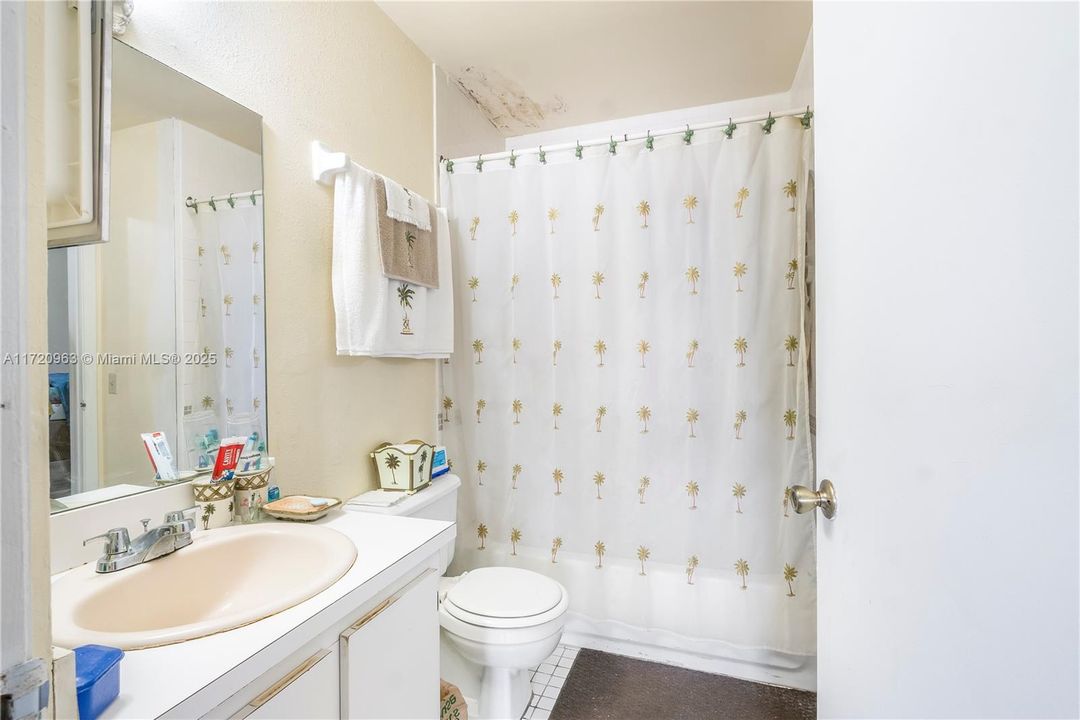 For Sale: $329,000 (2 beds, 1 baths, 914 Square Feet)