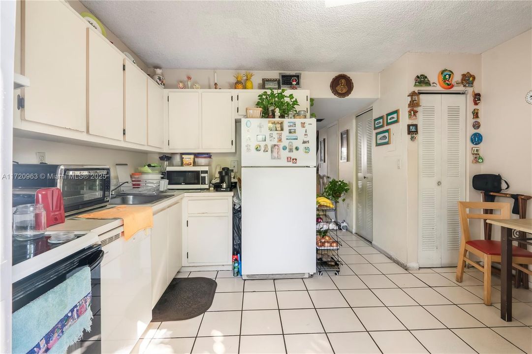 For Sale: $329,000 (2 beds, 1 baths, 914 Square Feet)