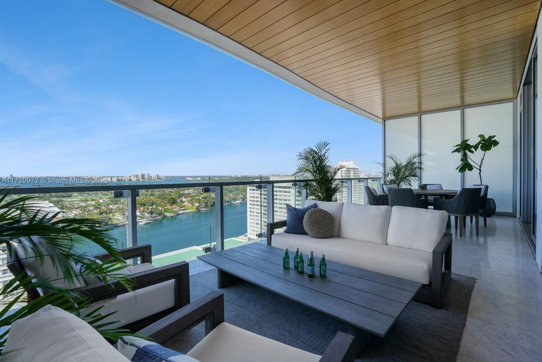 Recently Sold: $3,349,000 (2 beds, 2 baths, 1245 Square Feet)