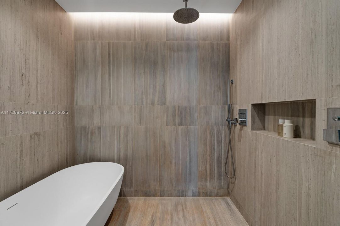 Recently Sold: $3,349,000 (2 beds, 2 baths, 1245 Square Feet)