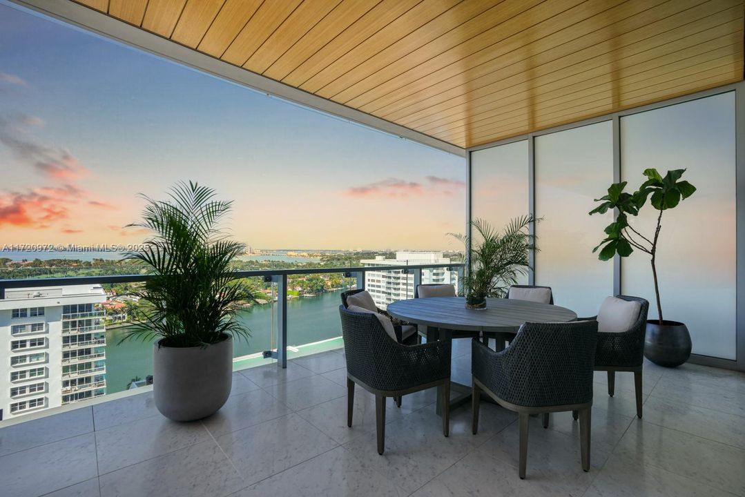 Recently Sold: $3,349,000 (2 beds, 2 baths, 1245 Square Feet)