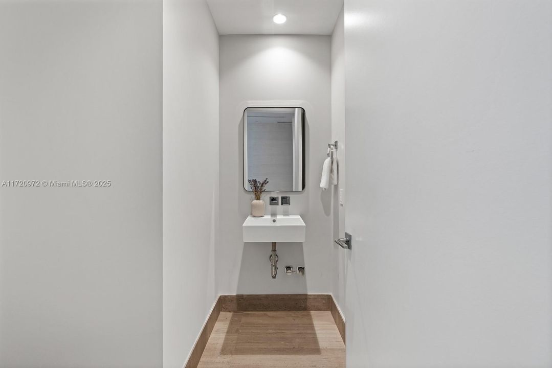 Recently Sold: $3,349,000 (2 beds, 2 baths, 1245 Square Feet)