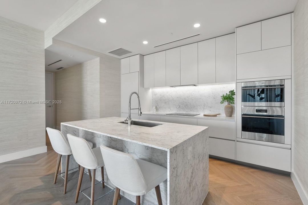 Recently Sold: $3,349,000 (2 beds, 2 baths, 1245 Square Feet)