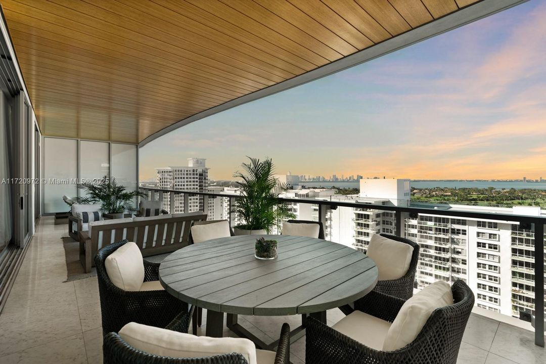 Recently Sold: $3,349,000 (2 beds, 2 baths, 1245 Square Feet)