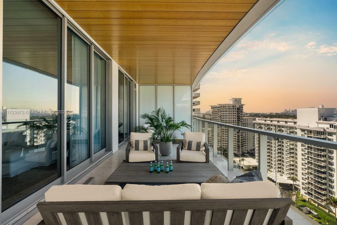 Recently Sold: $3,349,000 (2 beds, 2 baths, 1245 Square Feet)