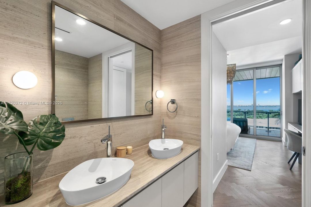 Recently Sold: $3,349,000 (2 beds, 2 baths, 1245 Square Feet)