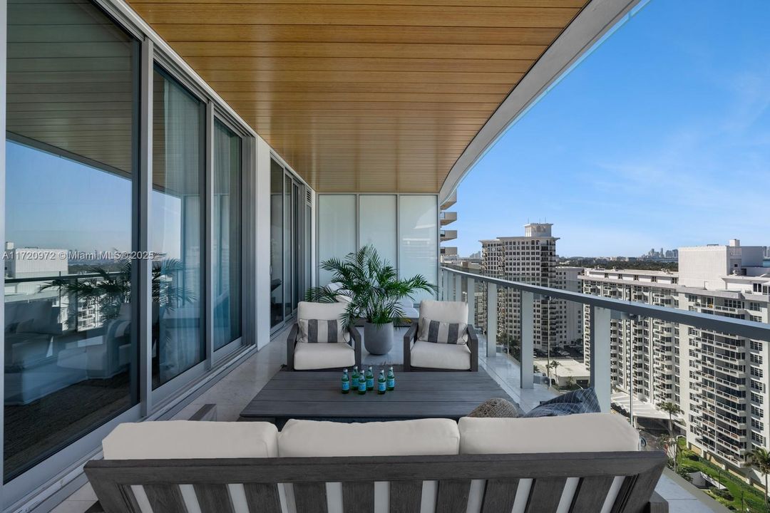 Recently Sold: $3,349,000 (2 beds, 2 baths, 1245 Square Feet)