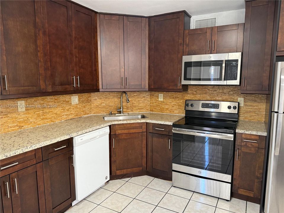 For Rent: $2,500 (2 beds, 2 baths, 956 Square Feet)