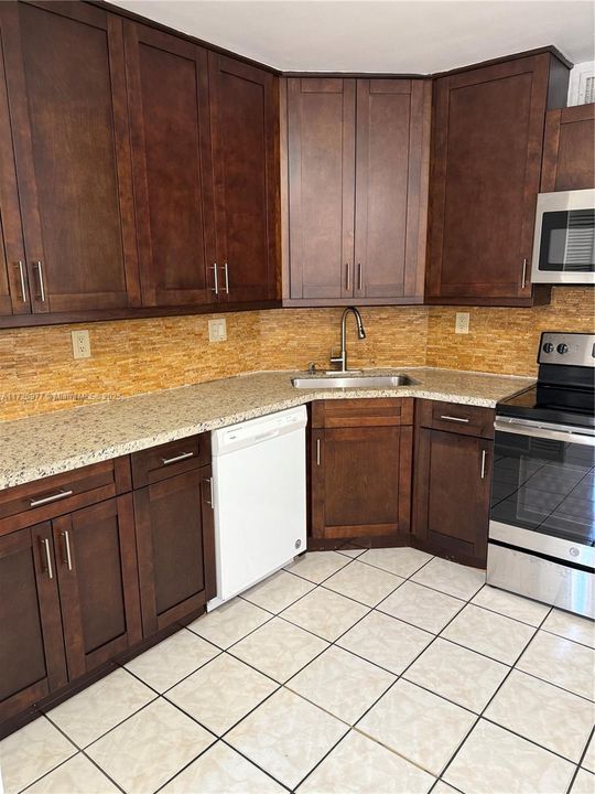 For Rent: $2,500 (2 beds, 2 baths, 956 Square Feet)