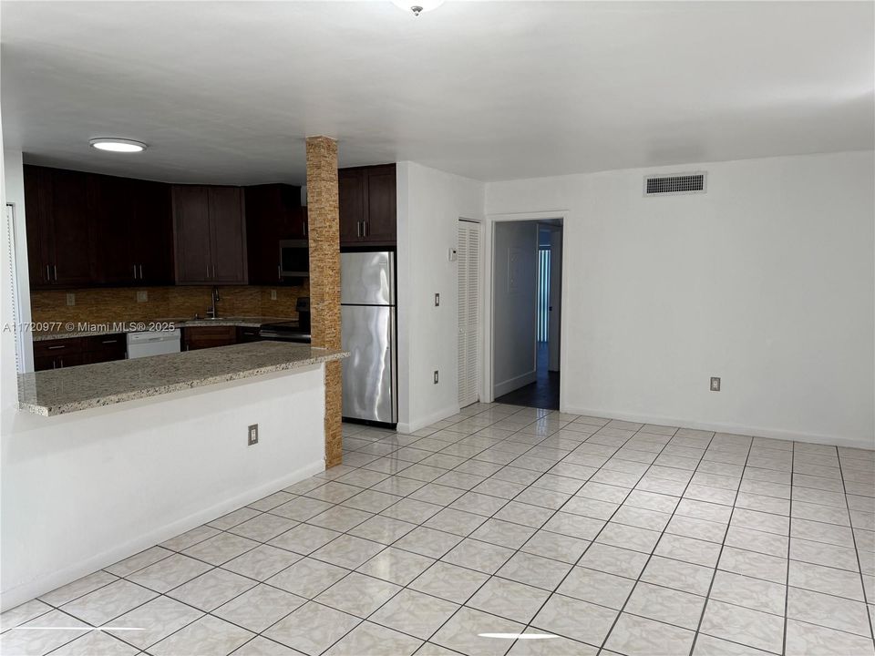 For Rent: $2,500 (2 beds, 2 baths, 956 Square Feet)