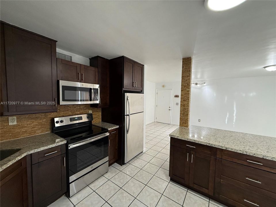 For Rent: $2,500 (2 beds, 2 baths, 956 Square Feet)