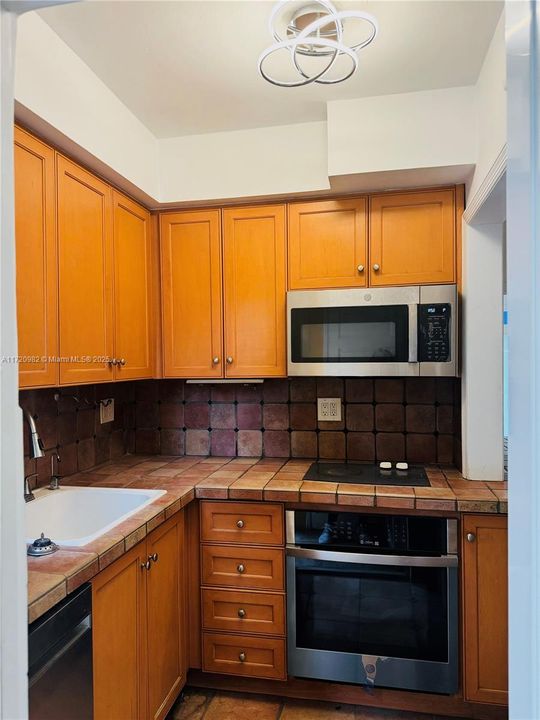 For Rent: $2,095 (2 beds, 1 baths, 700 Square Feet)