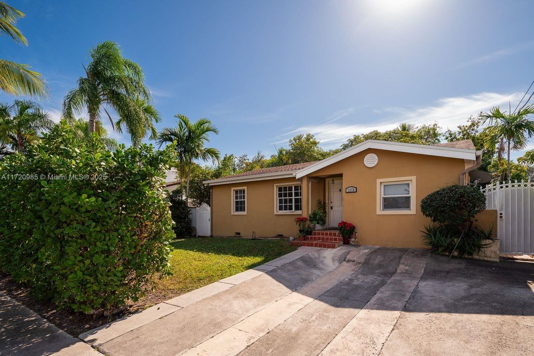 For Sale: $899,000 (3 beds, 3 baths, 1502 Square Feet)