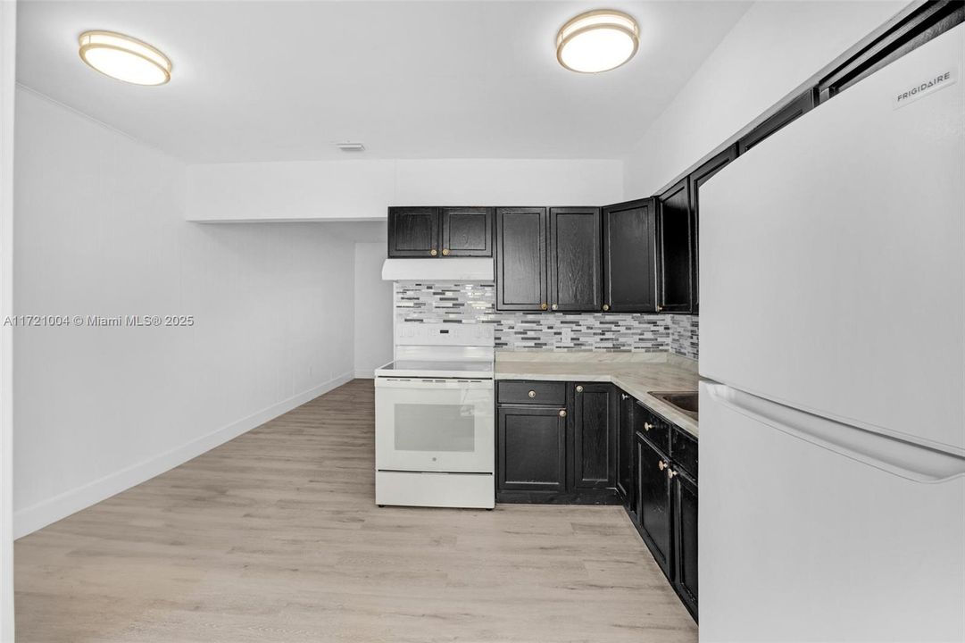 For Rent: $2,600 (2 beds, 1 baths, 1910 Square Feet)