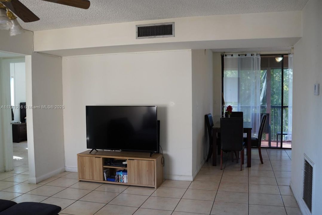 For Sale: $295,000 (3 beds, 2 baths, 1040 Square Feet)