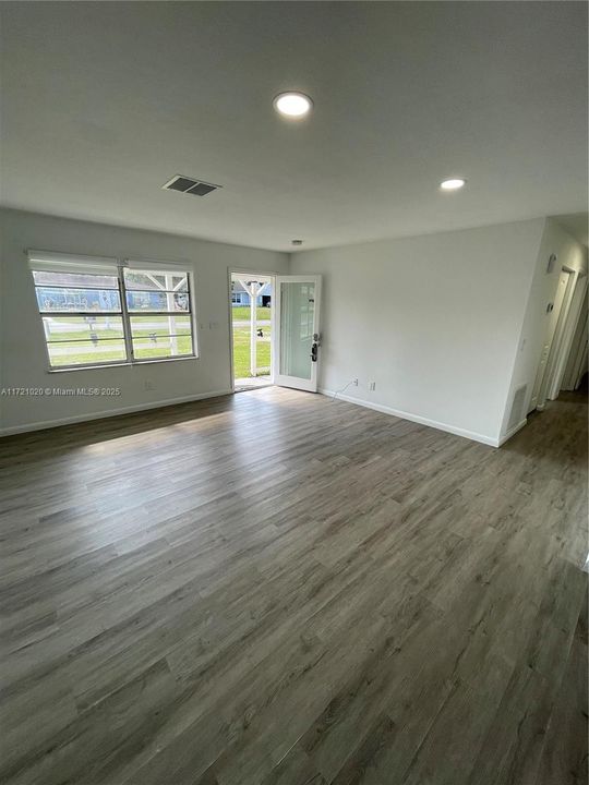 For Rent: $2,560 (4 beds, 2 baths, 1239 Square Feet)