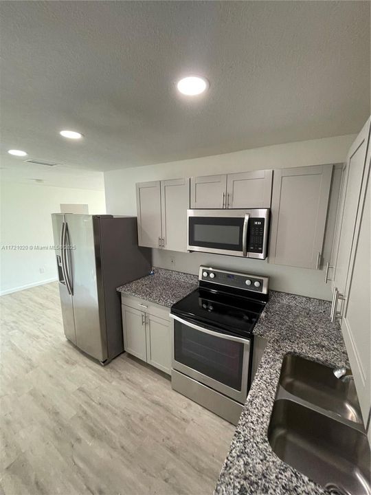 For Rent: $2,560 (4 beds, 2 baths, 1239 Square Feet)