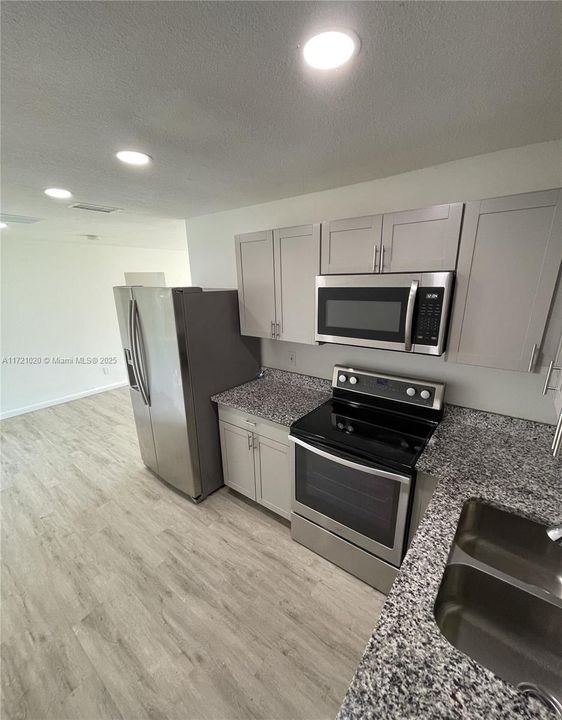 For Rent: $2,560 (4 beds, 2 baths, 1239 Square Feet)