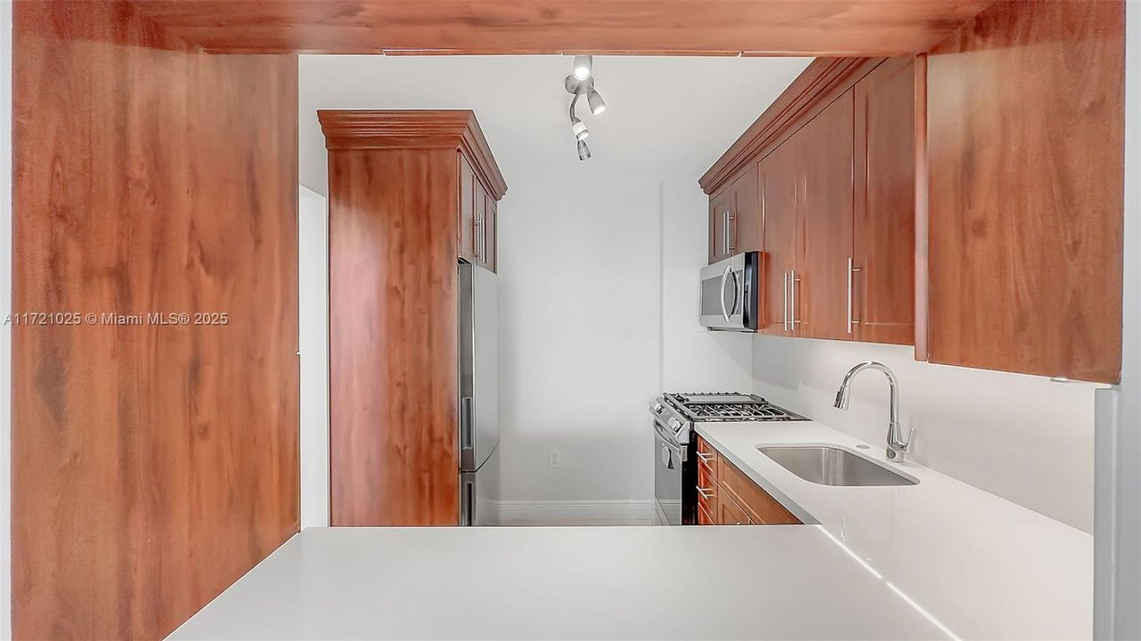 For Rent: $2,050 (1 beds, 1 baths, 840 Square Feet)