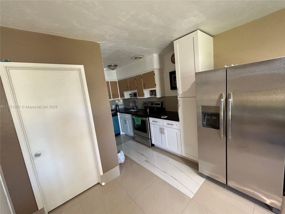 For Rent: $1,700 (1 beds, 1 baths, 580 Square Feet)