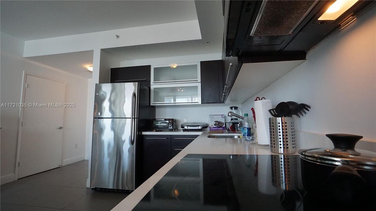 For Sale: $500,000 (1 beds, 1 baths, 846 Square Feet)