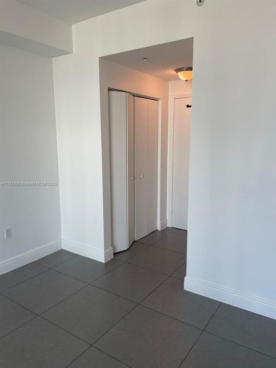 For Sale: $500,000 (1 beds, 1 baths, 846 Square Feet)