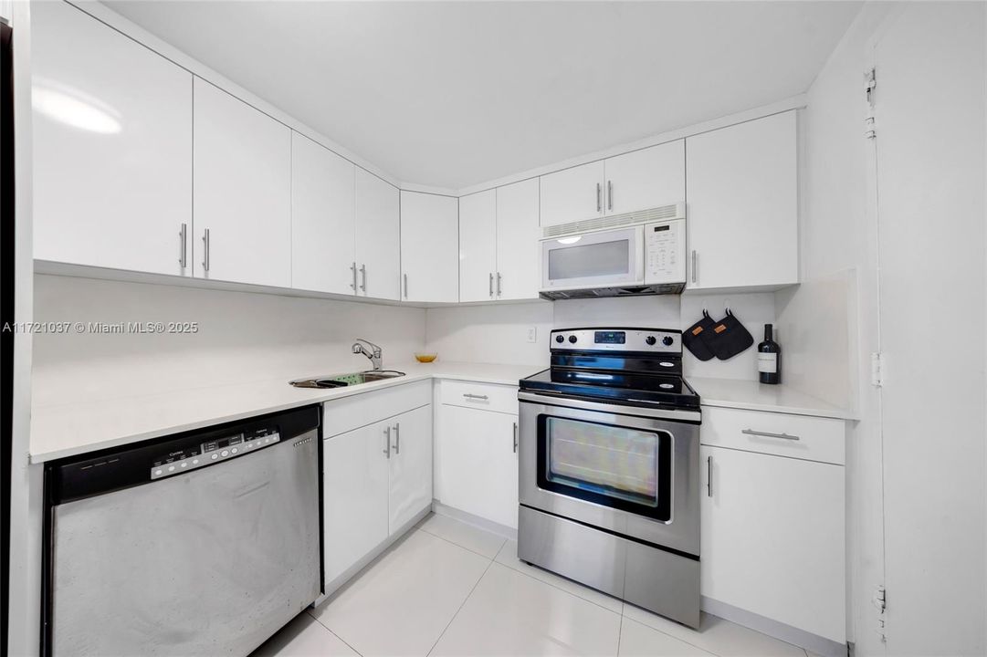 For Rent: $3,250 (1 beds, 1 baths, 810 Square Feet)