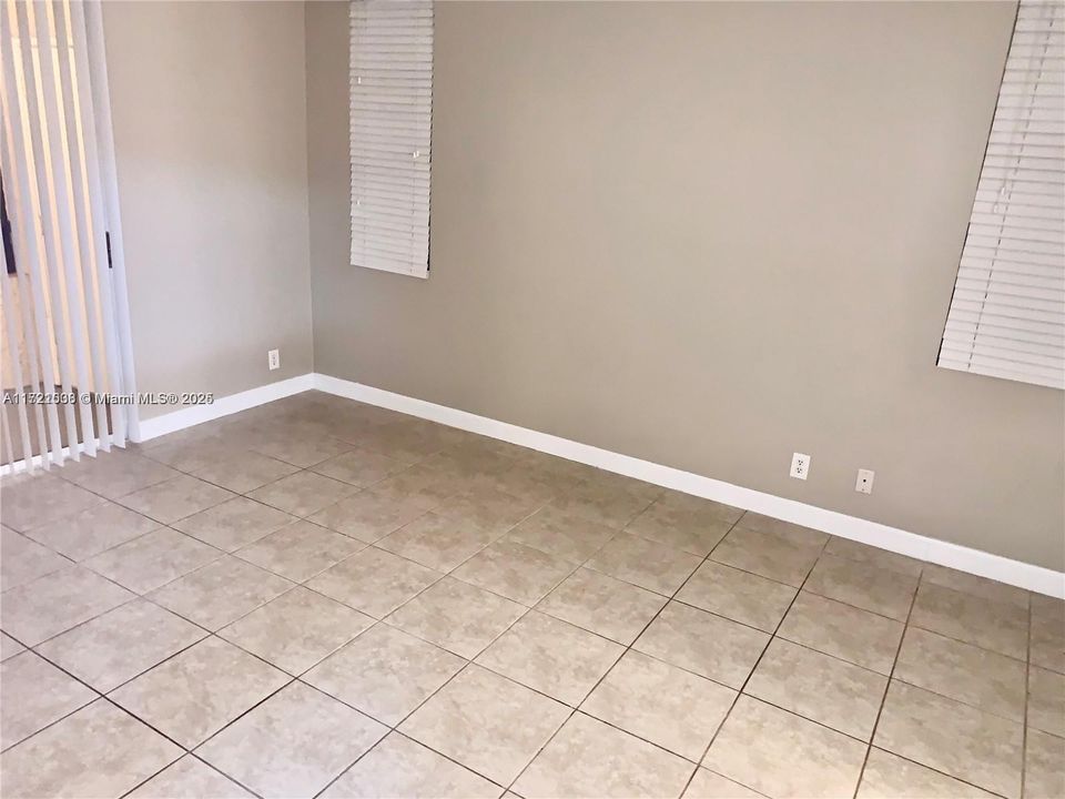 For Rent: $2,200 (2 beds, 2 baths, 975 Square Feet)