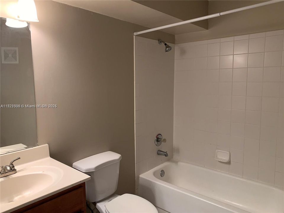 For Rent: $2,200 (2 beds, 2 baths, 975 Square Feet)