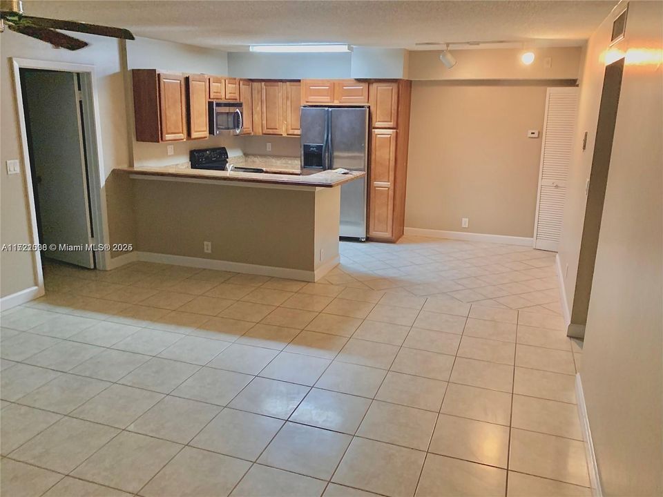 For Rent: $2,200 (2 beds, 2 baths, 975 Square Feet)