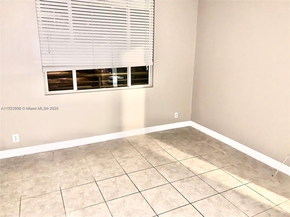 For Rent: $2,200 (2 beds, 2 baths, 975 Square Feet)