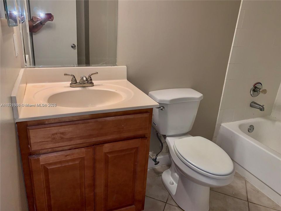 For Rent: $2,200 (2 beds, 2 baths, 975 Square Feet)