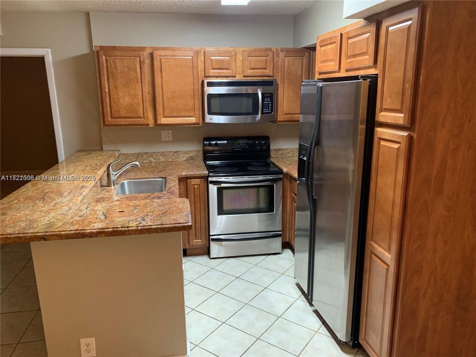 For Rent: $2,200 (2 beds, 2 baths, 975 Square Feet)