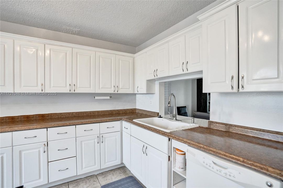 待售: $350,000 (2 贝兹, 2 浴室, 986 平方英尺)