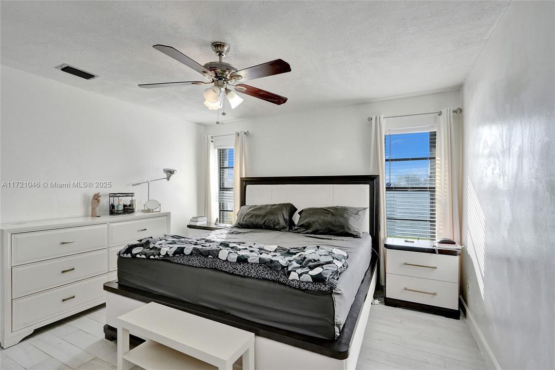 待售: $350,000 (2 贝兹, 2 浴室, 986 平方英尺)