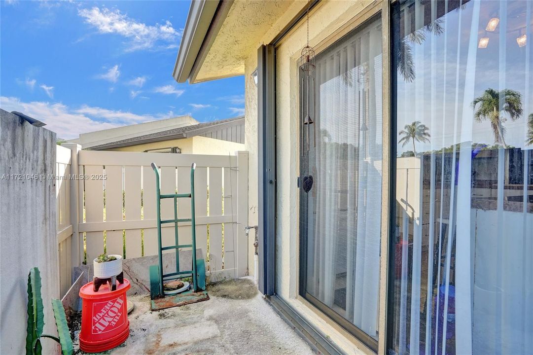 待售: $350,000 (2 贝兹, 2 浴室, 986 平方英尺)