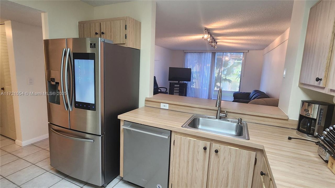 For Rent: $2,050 (2 beds, 2 baths, 919 Square Feet)