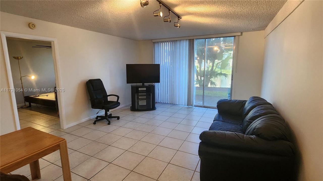 For Rent: $2,050 (2 beds, 2 baths, 919 Square Feet)