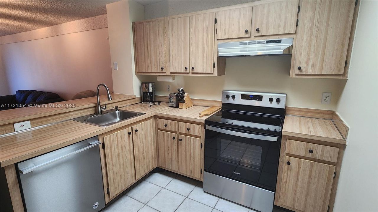 For Rent: $2,050 (2 beds, 2 baths, 919 Square Feet)